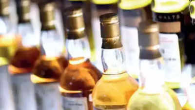 लग्जरी गाड़ी में हरियाणा से लेकर तड़के आया अवैध शराब, द्वारका में AATS ने दबोचा, 2000 क्वार्टर शराब जब्त