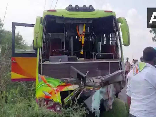 कर्नाटक के मैसूर में बस और इनोवा में सीधी टक्कर, 10 की दर्दनाक मौत, कार में फंसे थे शव 