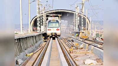 Noida News: कंपनी में इंटरव्‍यू है... कहकर घर से निकले थे, मेट्रो के सामने कूदकर इंजीनियर ने दी जान