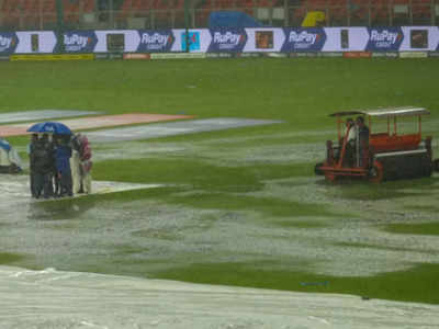 Narendra Modi Stadium : ২০ মিনিট বৃষ্টিতেই মাঠ শুকোতে দেড় ঘণ্টা! ম্যানেজমেন্ট নিয়ে একাধিক প্রশ্ন