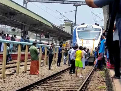 വന്ദേഭാരതിനു മുന്നില്‍ അജ്ഞാതന്‍ ചാടി മരിച്ചു; ട്രെയിനിന്‍റെ മുന്‍ഭാഗത്ത് തകരാര്‍