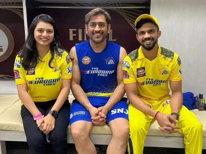 अपनी गर्लफ्रेंड के साथ खुलकर सामने आए रुतुराज, धोनी के साथ खिंचवाई फोटो who is ruturaj gaikwad girlfriend utkarsha pawar seen after csk vs gt final match