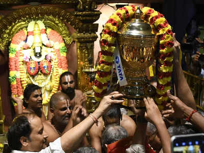 VIDEO: तिरुपति मंदिर में IPL ट्रॉफी की खास पूजा, भगवान की शरण में चेन्नई सुपर किंग्स