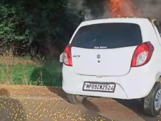 horrific accident in harda, car catches fire after ramming into tree, 4  dead:Harda Accident News: पेड़ से टकराने के बाद बेकाबू कार में लगी आग, चार लोग  जिंदा जले