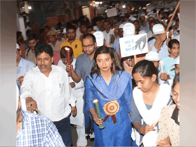 सीतापुर में अफसर का मोबाइल फोन तोड़ डाला था