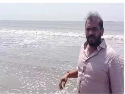 MLA Jumps Into Sea: సముద్రంలో మునిగిపోతున్న యువకులు.. హీరోలా దూకి కాపాడిన ఎమ్మెల్యే