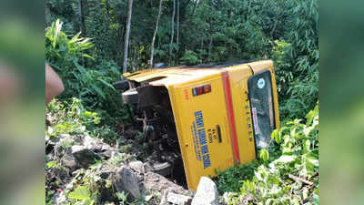 അധ്യയന വര്‍ഷാരംഭ ദിവസം തന്നെ സ്കൂൾ ബസ് മറിഞ്ഞപകടം; വിദ്യാര്‍ഥി ഉള്‍പ്പെടെ രണ്ട് പേര്‍ക്ക് പരിക്ക്