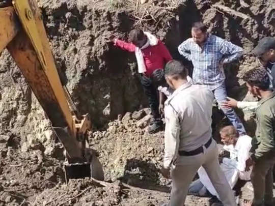 Ratlam News Today Live: रतलाम के सैलाना में मिट्टी की खदान धंसी, चार लोग दबे, एक की मौत