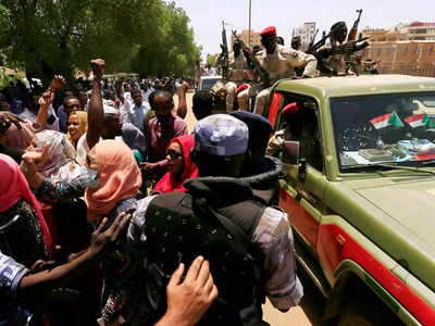 सूडान में जारी हिंसा पर बौखलाया अमेरिका, सूडानी सेना और अर्धसैनिक बलों के कमांडरों पर लगाया प्रतिबंध