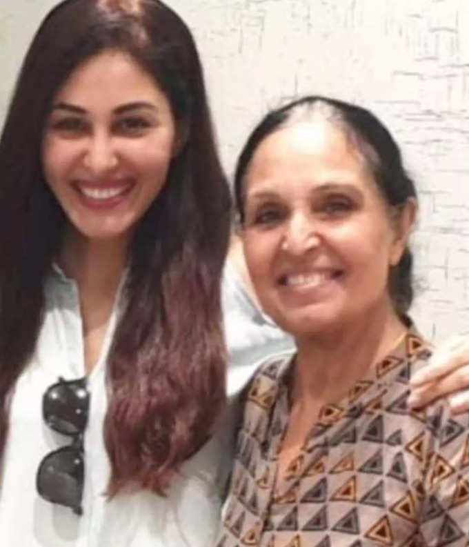pooja chopra actress with mom