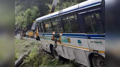 Haridwar: हरिद्वार डिपो की बस उत्तरकाशी मुख्यालय के पास सड़क किनारे लटकी, यात्रियों की हलक में आ गई जान