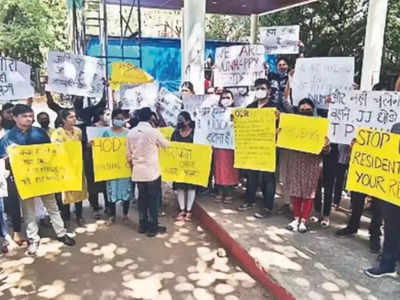 Mumbai Doctors Strike: मुंबई के जेजे अस्पताल में रेजिडेंट डॉक्टरों की हड़ताल जारी, मरीजों की मुश्किलें बढ़ीं