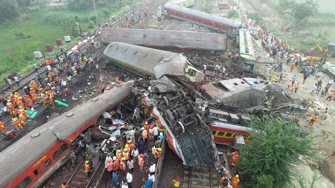 ரயில் விபத்தில் சிக்கியவர்களை மீட்கும் பணி விடிய விடிய நடைபெற்று வருகிறது. 