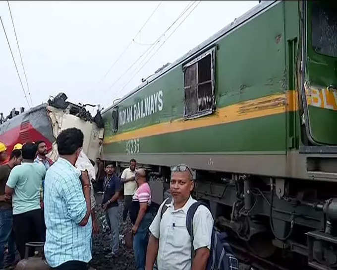 ಅಪಘಾತದ ಸ್ಥಳದಲ್ಲಿ ಕಂಗೆಟ್ಟು ನಿಂತ ಪ್ರಯಾಣಿಕರು