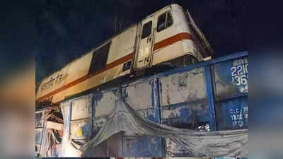 Train Accident : कोरोमंडल एक्स्प्रेस रुळावरुन घसरली, इंजिन मालगाडीच्या डब्यावर, बंगळुरु हावडा ट्रेन आली अन्...