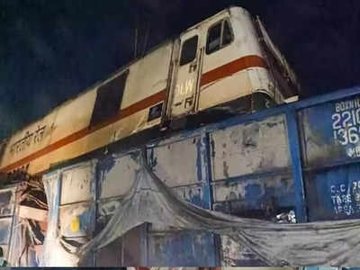 Train Accident : कोरोमंडल एक्स्प्रेस रुळावरुन घसरली, इंजिन मालगाडीच्या डब्यावर, बंगळुरु हावडा ट्रेन आली अन्...