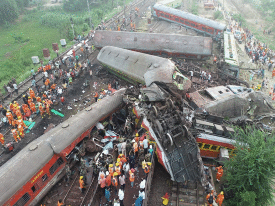 Odisha Coromandel Express Accident: १३०चा स्पीड, पाच हज...                                             