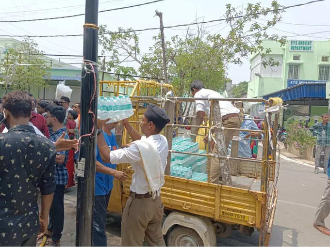 खाना-पानी का इंतजाम कर रहे लोग