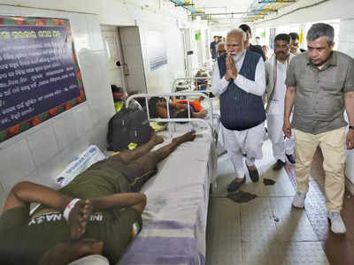 ओडिशा ट्रेन हादसा: अस्पताल के एक-एक बेड पर जाकर घायलों से मिले पीएम मोदी, क्या बातचीत हुई, देखें तस्वीरें