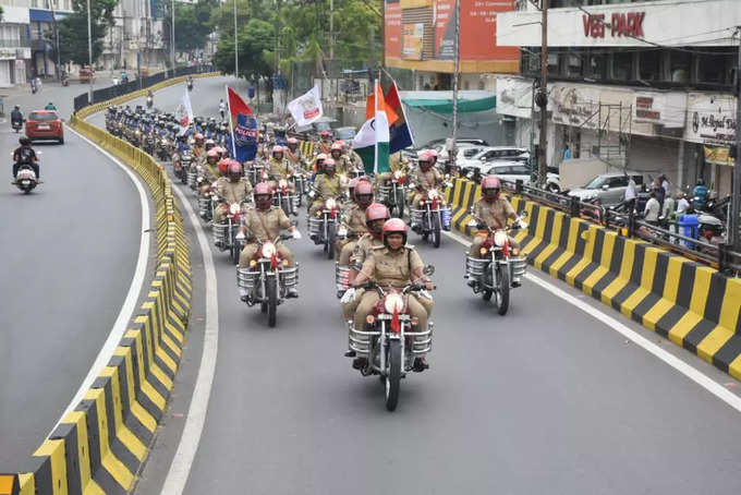 డీజీపీ, సీపీతో కలిసి హీరో నిఖిల్ బ్రేక్ ఫాస్ట్