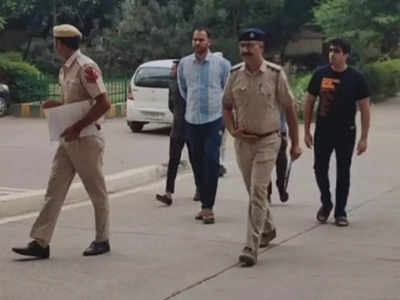 Gurugram News: ठेके के कर्मचारी को पीटा, पुलिस के साथ बदतमीजी... शराब न मिलने पर DIG के बेटों ने काटा बवाल