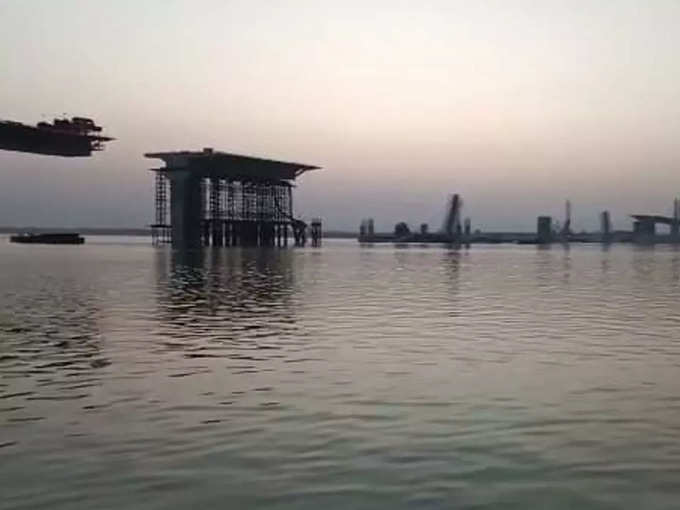 गंगा नदी में समाए अगवानी-सुल्तानगंज महासेतु के तीन पिलर