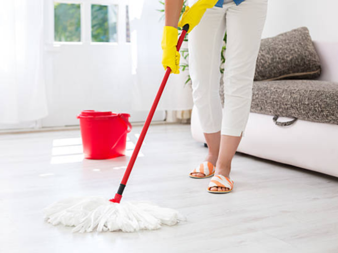 फर्श पर लगे दाग-धब्बे साफ करें