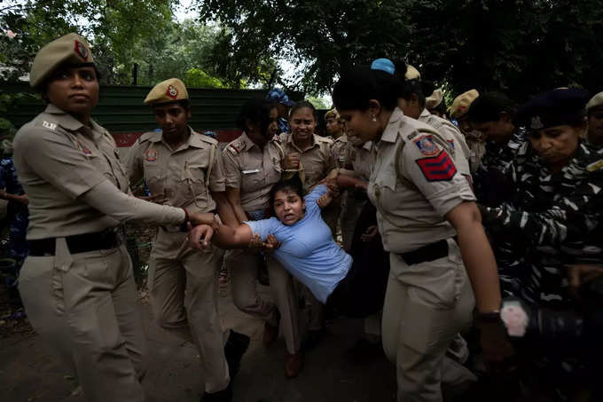 दिल्‍ली पुलिस ने हटाया