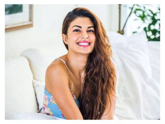 ​Jacqueline Fernandez - ஜாக்குலின் பெர்னாண்டஸ், 66.8 மில்லியன் ஃபாலோவர்ஸ் உடன் இந்திய அளவில் 9வது இடத்திலும், உலக அளவில் 71வது இடத்திலும் இருக்கிறார்.