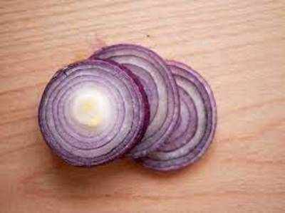 Raw Onion Benefits : சாப்பிடும்போது ஒரு பச்சை வெங்காயத்தை சேர்த்து சாப்பிடுங்க... இந்த பிரச்சினைலாம் தீர்ந்துடும்...