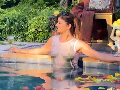 Pooja Batra Pool Video: इन्होंने अंदर कुछ नहीं पहना क्या?, पूल में पूजा बत्रा को देख लोग पूछ रहे अजीब से सवाल
