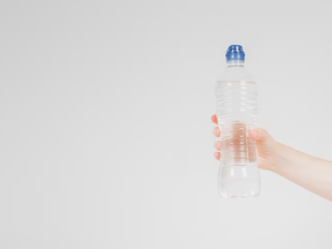 बोतल में पानी भरकर रखें