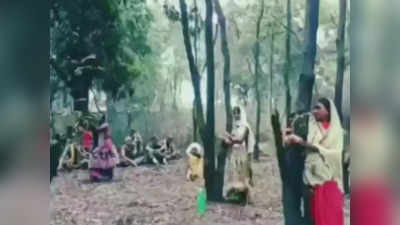 झारखंड: इस गांव में अचानक महिलाएं जाकर चिपक गई पेड़ों से, जानिए क्यों?