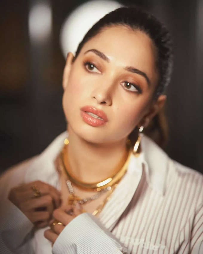 Tamannaah Bhatia: నాభి అందాల‌తో నిద్ర లేకుండా చేస్తున్న మిల్కీ బ్యూటీ త‌మ‌న్నా