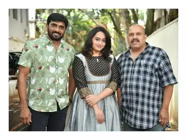 Darbar Movie: 23 ವರ್ಷಗಳ ನಂತರದಲ್ಲಿ ರಾಜ್ಯಾದ್ಯಂತ ವಿ ಮನೋಹರ್ 'ದರ್ಬಾರ್'; ಜೂನ್ 9ರಿಂದ ಅಬ್ಬರ ಶುರು - v manohar darbar kannada movie release on june 9 - Vijaya Karnataka
