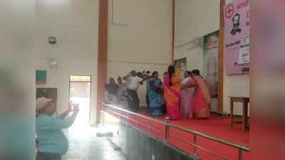 Tikamgarh News Today Live: बुंदेली गीतों पर शिक्षक-शिक्षिकाएं ने लगाए ठुमके, वीडियो वायरल