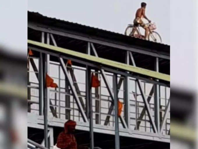 फुटओवर ब्रिज पर दौड़ाई साइकिल!