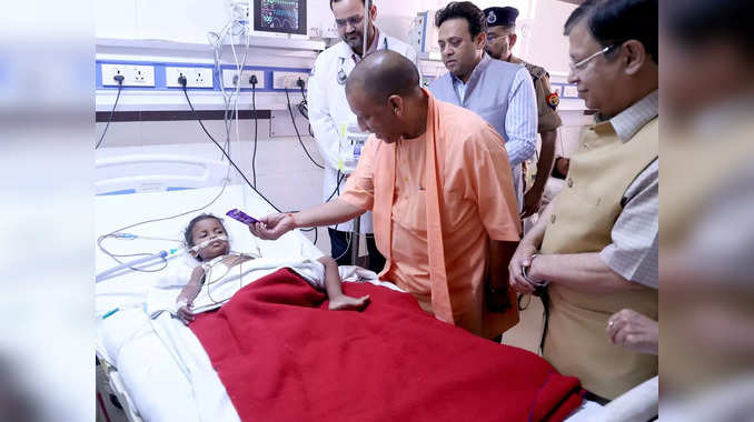 Lucknow Firing में घायल बच्ची को देखने पहुंचे Yogi, सर पर हाथ फेरा, खाने को दिया चॉकलेट