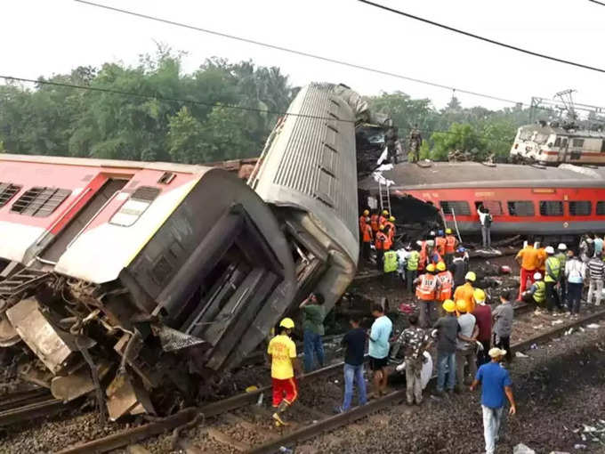 train accident latest pic