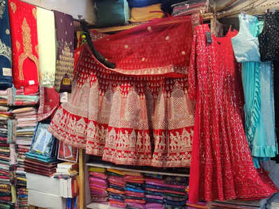 Chandni Chowk Market: दूल्हा-दुल्हन के कपड़ों के लिए मशहूर गली घंटेवाली, इस गली के नाम के पीछे है दिलचस्प कहानी