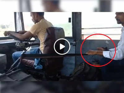 यूपी रोडवेज के ड्राइवर का जुगाड़ वायरल, कपड़े से बांधकर यात्री को पकड़ा दिया चलती बस का गियर