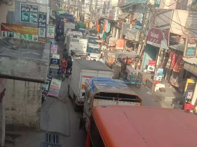 अलीपुर मेन रोड पर अवैध कब्जे बढ़ा रही हैं मुश्किलें