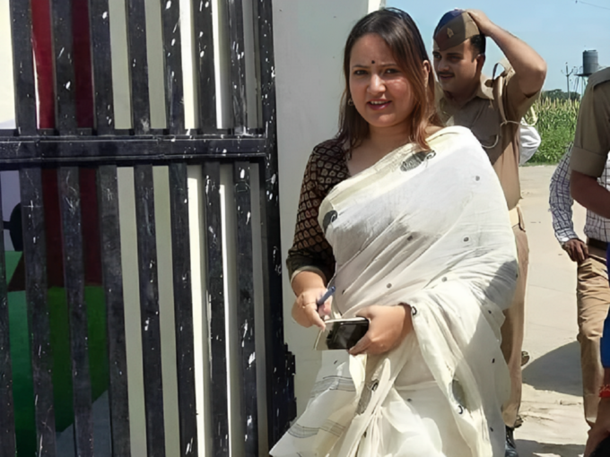 कानपुर में एसडीएम से डीएम तक रहीं नेहा
