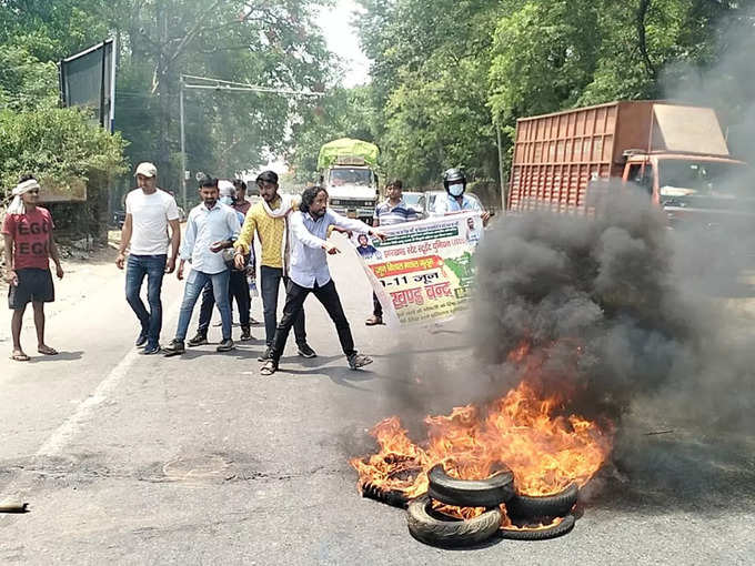 सड़क पर टायर जलाकर बंद समर्थकों का प्रदर्शन