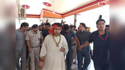 Shivpuri News: अचानक एसपी निवास पर क्यों पहुंचे धीरेंद्र कृष्ण शास्त्री? 1 घंटे से अधिक समय तक रहे