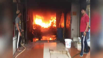 Ghaziabad Fire: लोनी में भीषण आग के बीच फंसे 11 लोग, दो महिलाओं की मौत, टेंट हाउस की वजह से सब तबाह