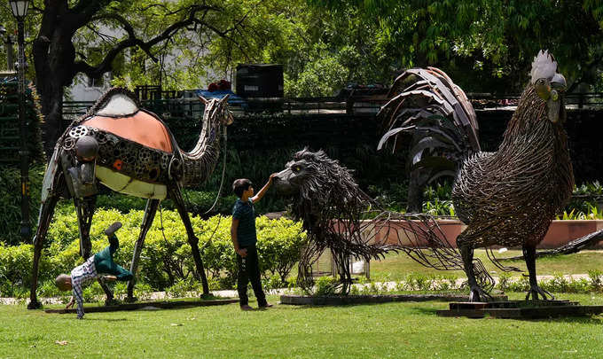 यहां पर भारत के राष्ट्रीय पक्षी मोर, सऊदी अरब के ऊंट, ऑस्ट्रेलिया के ईमू हैं।