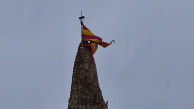 Video: બિપોરજોયની તાકાત વધતાં દ્વારકાધીશ મંદિરમાં એકસાથે ચડાવાઈ બે ધજા