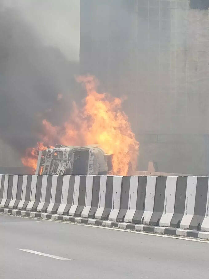 सध्या वाहतूक लोणावळा शहरातून वळवली