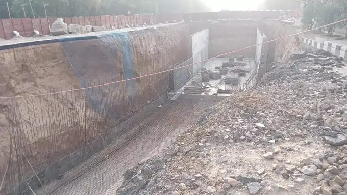 महिपालपुर अंडरपास की मिट्टी धंसी, एक मजदूर दबा, ट्रामा सेंटर में भर्ती